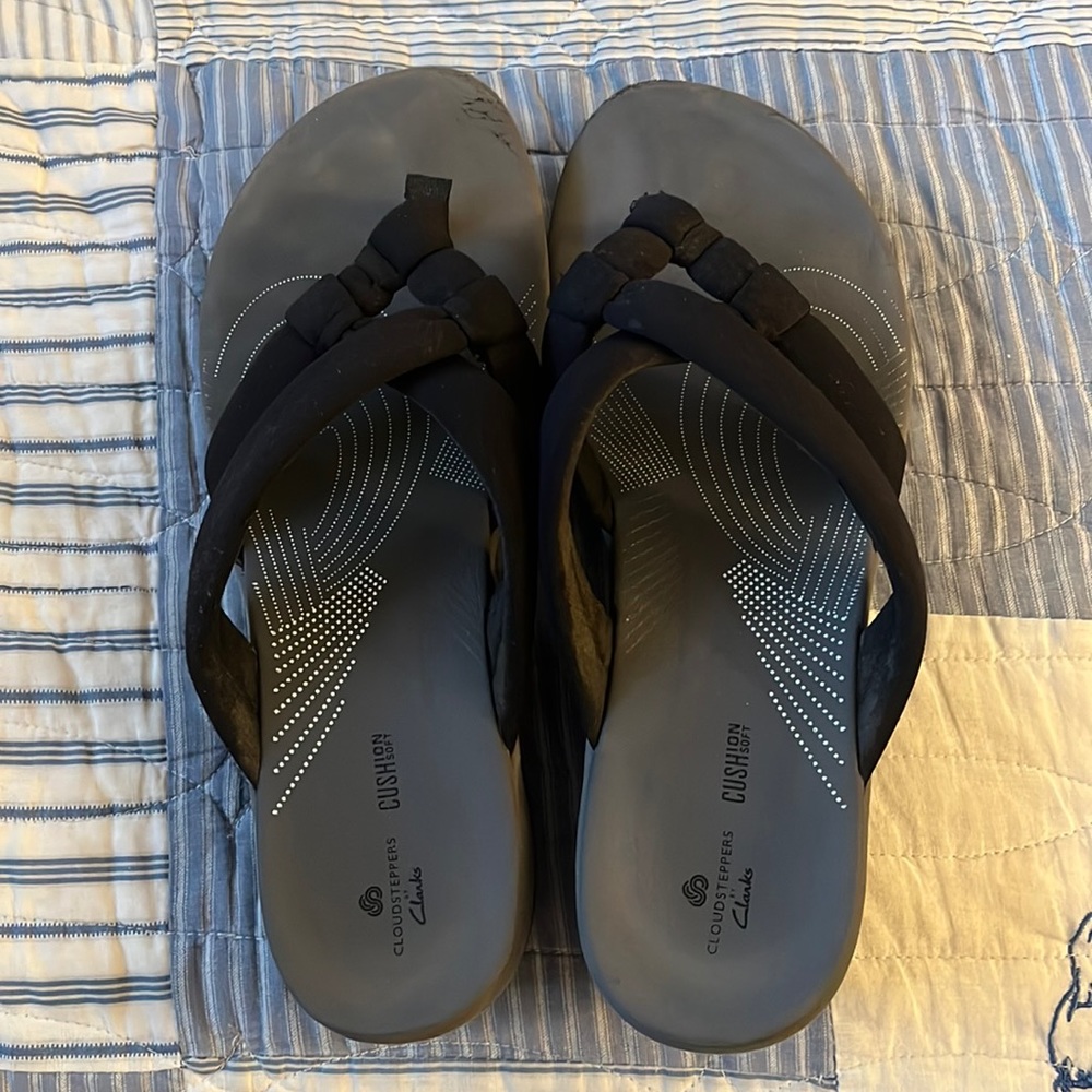Clarks black Cloudsteppers flip flops. Size 10